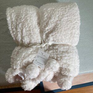 NWT Pottery Barn Cozy Pom Pom Throw Jete